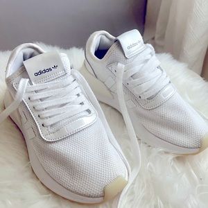 White adidas sneakers, size 5.5